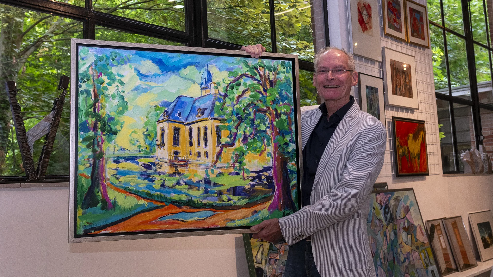 Reinder Bleeker lachend in zijn atelier
